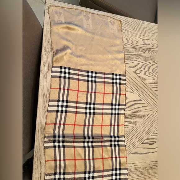 Vintage Burberry silk reversible scarf in signature Burberry Check - Picture 2 of 4